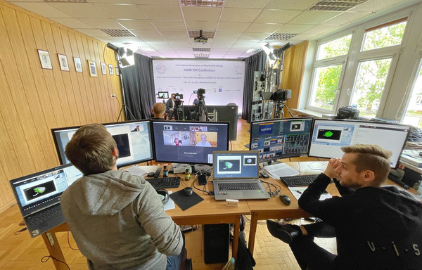 Konferencje online, aplikacja do streamingu webbi, międzynarodowe połączenia live