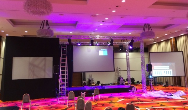 obsługa techniczna imprez, wynajem sceny, wynajem konstrukcji scenicznej