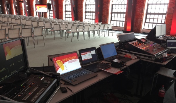 techniczna obsługa konferencji w łodzi, wynajem diody pixelart, tłumaczenia symultaniczne