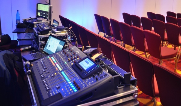 wynajem ekranów pixelart, wynajem bassow, wynajem mikserów wizji