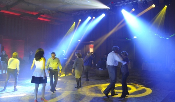 techniczna obsługa imprez, wynajem ekranów projekcyjnych