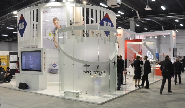 obsługa stoisk targowych, wynajem ekranów LCD 80"