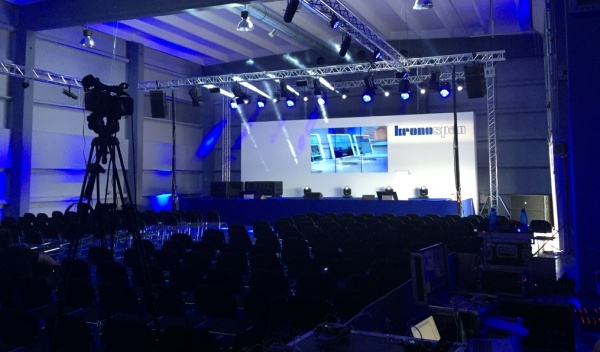 techniczna obsługa eventów, wynajem ekranów bezszwowych, obsługa tłumaczeń symultanicznych