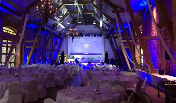 techniczna obsługa konferencji, oświetlenie i nagłośnienie na eventy, projektory barco